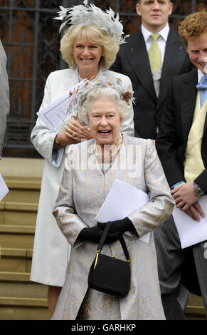 La regina Elisabetta II si fa largo dal nipote più anziano Peter Phillips e dall'autunno Kelly mentre lascia la cappella di San Giorgio a Windsor, in Inghilterra, dopo la cerimonia di matrimonio del figlio della principessa reale. Foto Stock