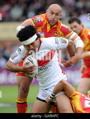 Rugby League - Engage Super League - St Helens / Dragons catalano - Knowsley Road. Francis Meli di St Helens viene affrontato da Jason Croker di Catalani (TOP) durante la partita Engage Super League a Knowsley Road, St Helens. Foto Stock