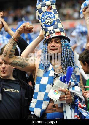 Il fan di Portsomuth John 'Portsmouth Football Club' Westwood (c) è visibilmente emotivo prima del calcio d'inizio Foto Stock