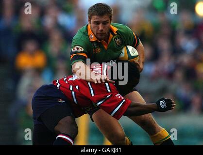 Rugby Union - Powergen Cup - finale - Gloucester contro Northampton Saints. Northampton Saints ben Cohen è affrontato da Gloucesters Terry Fanolua Foto Stock