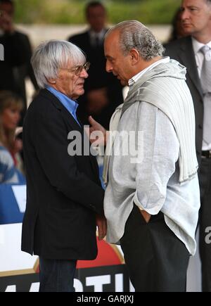 Bernie Ecclestone parla con Sir Philip Green (a destra) al Grand Prix e alla Fashion Unite all'Amber Lounge, le Meridien Beach Plaza Hotel, Monaco. Foto Stock