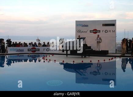 David Furnish fa un discorso al Grand Prix and Fashion Unite all'Amber Lounge, le Meridien Beach Plaza Hotel, Monaco. Foto Stock