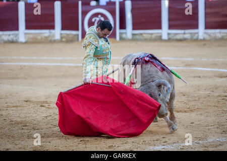 A Ubeda, Spagna - 29 Settembre 2010: Il torero spagnolo El Cid la corrida con la stampella nella corrida di Ubeda, Spagna Foto Stock