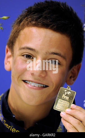 Tom Daley della Gran Bretagna con la medaglia d'oro ha vinto nell'evento Synchro platform durante la fina Diving World Series a Ponds Forge, Sheffield. Foto Stock