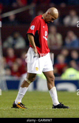 Calcio - UEFA Champions League - Quarter Final - Second leg - Manchester United contro Real Madrid. Juan Sebastien Veron del Manchester United esce dal campo dopo essere stato sostituito contro il Real Madrid Foto Stock