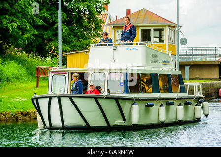 Motala, Svezia - 21 Giugno 2016: persone che viaggiano con una barca charter sulla Gota canal. Persone reali nella vita di tutti i giorni. Foto Stock