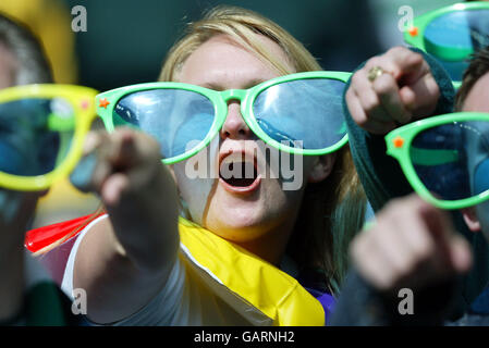 Calcio - Banca di Scozia Premier League - Rangers / Celtic. I fan di Celtic stuzzicano i fan dei rangers indossando i loro abiti estivi in preda alla finale della Coppa UEFA a Siviglia Foto Stock