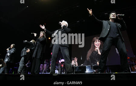 Gli Osmonds in concerto - Londra. Gli Osmonds si esibiscono in concerto alla Wembley Arena nel nord di Londra. Foto Stock