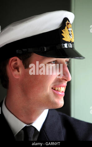 Il principe Guglielmo nella sua divisa della Royal Navy il 9 maggio 2008. Foto Stock