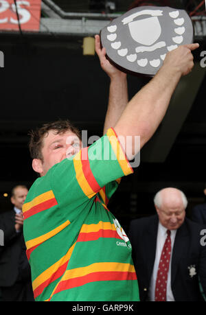 Il capitano del Northumberland David Guthrie solleva lo scudo del campionato della contea Foto Stock