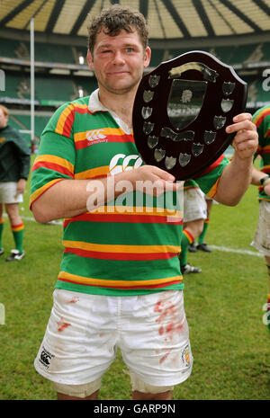 Il capitano del Northumberland David Guthrie con lo scudo del campionato della contea Foto Stock