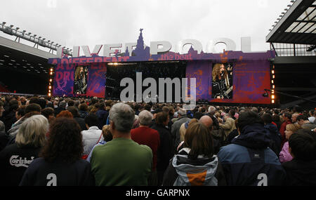 La folla guarda gli Zutons giocare all'Anfield Stadium di Liverpool durante il Liverpool Sound Concert come parte delle celebrazioni della capitale della cultura. Foto Stock