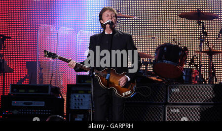 Sir Paul McCartney suona dal vivo all'Anfield Stadium di Liverpool durante il Liverpool Sound Concert come parte delle celebrazioni della capitale della cultura. Foto Stock