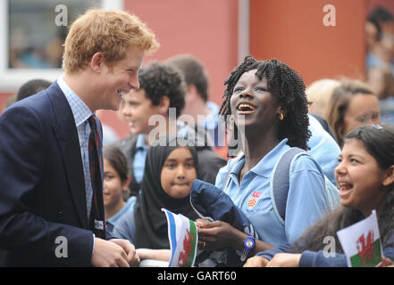 Il principe Harry incontra gli allievi compreso Dalila Gomes Balde (seconda destra), 13, al suo arrivo alla High School di Cathays a Cardiff, che sta raccogliendo i soldi per la High School di Malopo in Lesotho dal 2005. Foto Stock