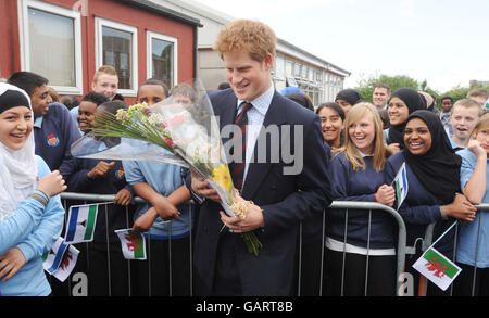 Il principe Harry è dato un mazzo di fiori mentre lascia la High School di Cathays a Cardiff, che sta raccogliendo i soldi per la High School di Malopo in Lesotho dal 2005. Foto Stock