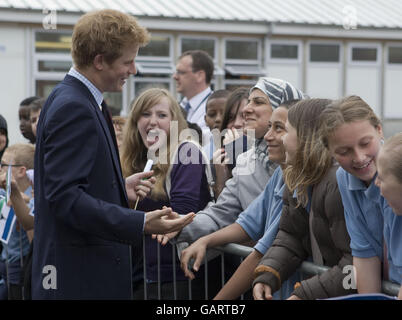 Il principe Harry visite Cardiff Foto Stock