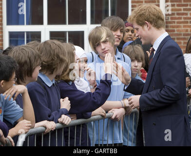 Il principe Harry incontra Hollie White, 12 (terza destra), alla Cathays High School di Cardiff, che sta raccogliendo soldi per la Malopo High School in Lesotho dal 2005. Foto Stock