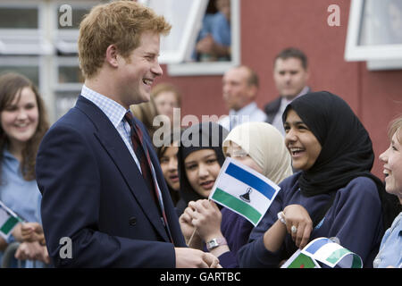 Il principe Harry visite Cardiff Foto Stock