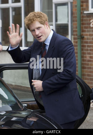 Il principe Harry incontra gli allievi collegati con la scuola superiore di Malapo in Lesotho, alla scuola superiore di Cathays a Cardiff, che sta raccogliendo i soldi per la scuola superiore di Malopo in Lesotho dal 2005. Foto Stock