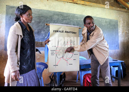 Ruth Chebet Koech (sinistra, ex circumciser, ora ostetrica) combatte insieme con un insegnante contro la circoncisione femminile MGF. Lezione di istruzione in un villaggio della diocesi di Nakuru, Kenya, Africa Foto Stock