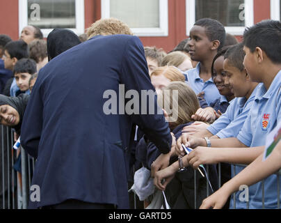 Prince Harry incontra Hollie White, 12, alla Cathays High School di Cardiff, che sta raccogliendo soldi per la Malopo High School in Lesotho dal 2005. Foto Stock