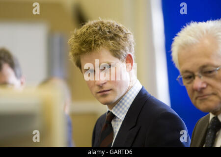 Il principe Harry visite Cardiff Foto Stock