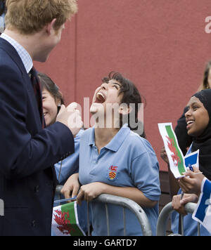 Il principe Harry incontra gli allievi alla scuola superiore di Cathays a Cardiff, che sta raccogliendo i soldi per la scuola superiore di Malopo in Lesotho dal 2005. Foto Stock