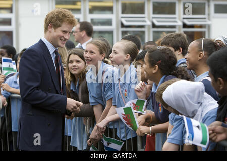 Il principe Harry incontra gli allievi collegati con la scuola superiore di Malapo in Lesotho, alla scuola superiore di Cathays a Cardiff, che sta raccogliendo i soldi per la scuola superiore di Malopo in Lesotho dal 2005. Foto Stock