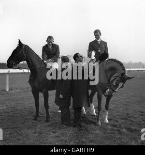 I vincitori della medaglia olimpica britannica David Broome, a sinistra, e Richard Meade, ricevono presentazioni dai consiglieri locali. Meade ha vinto la medaglia d'oro della squadra nei tre giorni di eventing e Broome il bronzo individuale nello show jumping. Foto Stock