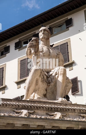 Statua di Ludovico di Giovanni de' Medici, noto come Giovanni dalle Bande Nere in piazza San Lorenzo, Firenze, Italia Foto Stock