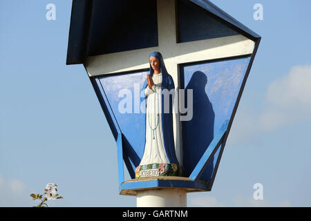 Statua di Madre Maria di fronte alla chiesa cattolica del Santuario di Kibeho in Ruanda, Africa. Luogo di apparizione della Vergine Maria. Il santuario a Kibeho è considerato come "la Lourdes dell'Africa". Foto Stock