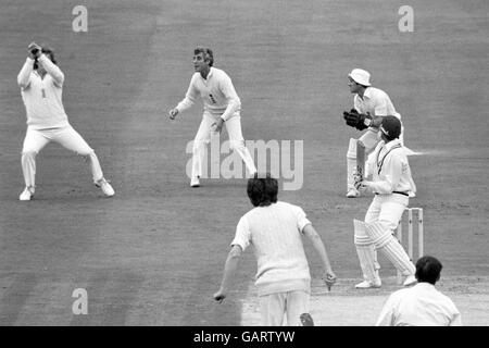 Cricket - terzo test Match - Inghilterra / India - Headingley. Chetan Chaghan dell'India catturato da Ian Botham fuori del bowling di Bob Willis. Foto Stock