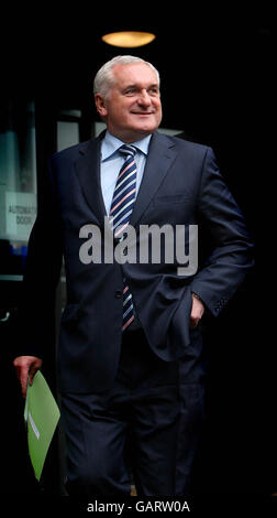 L'ex Taoiseach Bertie Ahern lascia oggi il tribunale di Mahon a Dublino. Foto Stock