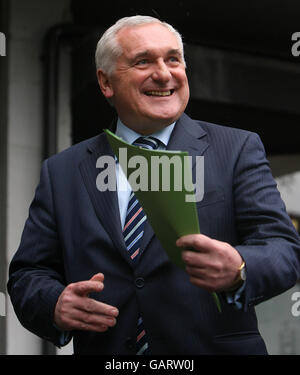 L'ex Taoiseach Bertie Ahern lascia oggi il tribunale di Mahon a Dublino. Foto Stock