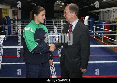 Il Ministro Martin Cullen incontra Irish Olympic boxing team Foto Stock