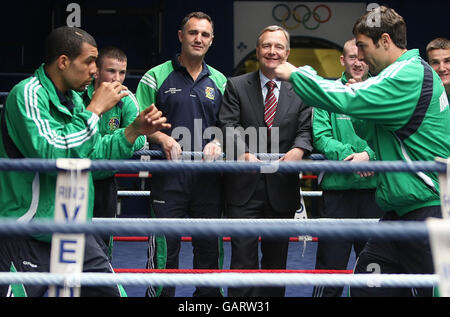 Il Ministro delle Arti, dello Sport e del turismo, Martin Cullen (centro), incontra la squadra di pugilato olimpica irlandese durante una visita allo Stadio Nazionale di Dublino. Foto Stock