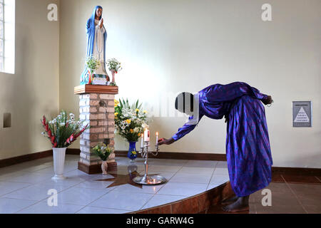 Statua di Madre Maria nella cappella della chiesa cattolica del Santuario di Kibeho in Ruanda, Africa. Luogo di apparizione della Vergine Maria. Il santuario a Kibeho è considerato come "la Lourdes dell'Africa". Foto Stock