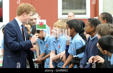 Matthew Taylor, 12 anni, (centro) che ha incontrato il principe Harry alla Cathays High School di Cardiff, dove il principe ha preso il tempo di parlare con l'allievo a testa rossa e ha detto "sono zenzero, i gengers amano i gengers." Foto Stock