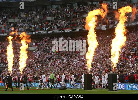 I giocatori di Doncaster Rovers e Leeds United si fanno strada in campo prima del calcio d'inizio Foto Stock