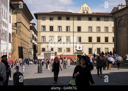 Piazza San Lorenzo piena di turisti e di gente del luogo in Firenze, Italia Foto Stock