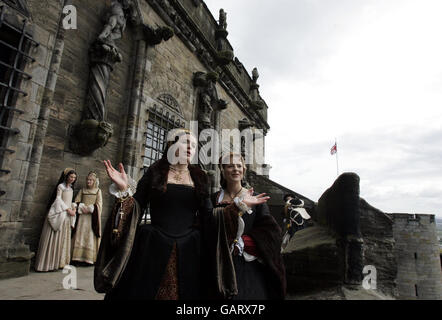 Gli attori vestiti in costume del XVI secolo nei giardini della Regina Anna del Castello di Stirling lanciano un progetto di 12 milioni di euro per rinnovare gli storici alloggi reali del castello. Foto Stock