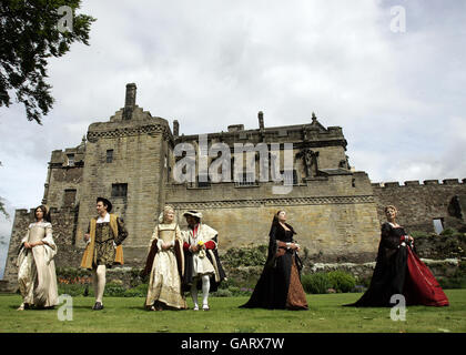 Gli attori vestiti in costume del XVI secolo nei giardini della Regina Anna del Castello di Stirling lanciano un progetto di 12 milioni di euro per rinnovare gli storici alloggi reali del castello. Foto Stock