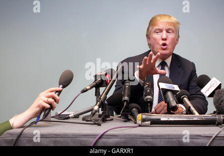 IL magnate della proprietà STATUNITENSE Donald Trump tiene una conferenza stampa dopo un'indagine pubblica locale sul suo resort da 1 miliardo di golf previsto presso la Menie Estate, Balmedie, nella sala Boyd Orr presso l'Aberdeen Exhibition and Conference Center, Aberdeen. Foto Stock