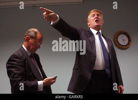 IL magnate della proprietà STATUNITENSE Donald Trump tiene una conferenza stampa dopo un'indagine pubblica locale sul suo resort da 1 miliardo di golf previsto presso la Menie Estate, Balmedie, nella sala Boyd Orr presso l'Aberdeen Exhibition and Conference Center, Aberdeen. Foto Stock