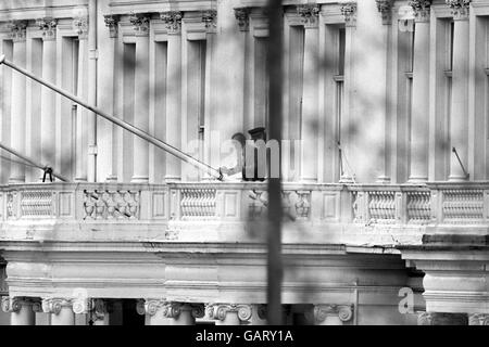 Uno degli ostaggi britannici nell'assediata ambasciata iraniana, Princes Gate, Londra, BBC suono recordist SIM Harris, 33 (a sinistra) apparve con un altro uomo, creduto essere PC Trevor Lock, vicino ad un palo di bandiera, sul balcone al primo piano. Sono apparse tre volte e hanno tenuto una lunga conversazione con due ufficiali di polizia sul marciapiede qui sotto. Foto Stock