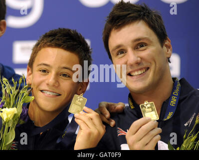 I subacquei della Gran Bretagna Tom Daley e Blake Aldridge con le medaglie d'oro vincono nell'evento della piattaforma Synchro durante la FINA Diving World Series a Ponds Forge, Sheffield. Foto Stock