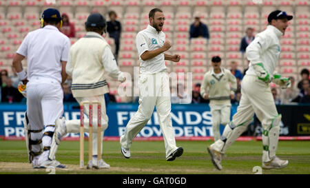 Daniel Vettori, neozelandese, celebra il licenziamento del Kevin Pietersen inglese durante il secondo test match di Npower all'Old Trafford Cricket Ground di Manchester. Foto Stock