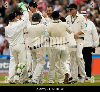 Daniel Vettori, neozelandese, festeggia con i compagni di squadra dopo aver licenziato Paul Collingwood in Inghilterra durante il secondo test Match all'Old Trafford Cricket Ground di Manchester. Foto Stock