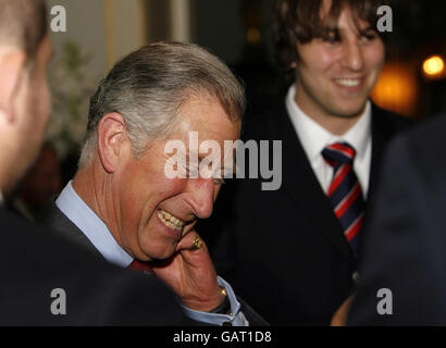 Il principe Charles incontra il gallese di rugby Foto Stock