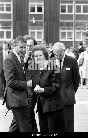 Il primo Ministro Margaret Thatcher e suo marito Denis (a destra) arrivano oggi a incontrare i membri dei servizi di soccorso presso l'infermeria reale di Aberdeen dopo aver visto le vittime del disastro della Piper Alpha in ospedale. Foto Stock